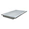 Una plataforma metálica rectangular, ligeramente elevada, con una superficie corrugada. Está sobre un fondo blanco.