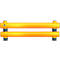 Barrière de sécurité jaune, disposée horizontalement. Deux tubes parallèles reliés par des colonnes et des bases sombres.
