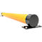 Objet cylindrique jaune avec des extrémités noires et un support.