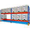 Meerlaags opslagrek met IBC-containers. Witte tanks in draadframes, opgeslagen op pallets, in een magazijn.