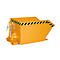 Conteneur industriel jaune. Bord supérieur avec des rayures d'avertissement noires et jaunes, avec chaîne et support de chariot élévateur.