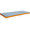 Un bac de rétention orange avec surface perforée. Quatre pieds rectangulaires et une forme rectangulaire.