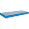 Bac de rétention bleu rectangulaire, dessus en grille métallique, sur pieds.