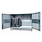 Conteneur en acier gris avec portes ouvertes. À l'intérieur se trouve un réservoir IBC noir sur une palette.