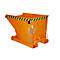 Een oranje kantelbak met zwart-gele waarschuwingsstrepen. Hij staat op een frame en heeft een ketting en een leegloopinrichting.