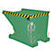 Groene kantelcontainer met geelzwarte strepen, ketting en kraan.