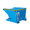 Blauer Metallkipper mit Warnstreifen. An der Seite Kette und Haken, roter Wasserhahn.
