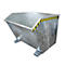 Een grote, metalen container met schuine zijden, op een witte achtergrond, met geel-zwarte waarschuwingsband.