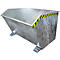 Silberfarbener Metallcontainer mit abgeschrägten Seiten und schwarz-gelben Warnstreifen.