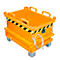 Een oranje transportcontainer met handgrepen en zwart-gele waarschuwingsmarkeringen.