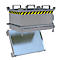 Metalen box met open klep, geel-zwarte waarschuwing, handvatten bovenop.