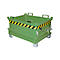 Groene transportbox, met geelzwarte waarschuwingsstrepen en handgrepen. Op betonnen voeten.