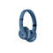 Blaue KopfhÃ¶rer von Beats auf weiÃŸem Hintergrund. Das b-Logo ist auf den Ohrmuscheln zu sehen.