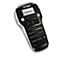 Zwarte DYMO labelmaker met display en toetsenbord. Op het scherm staat DYMO 160. Knoppen met letters en cijfers.