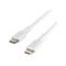 Weißes Lightning-auf-USB-C-Kabel, diagonale Perspektive. Beide Enden sind im Detail sichtbar, mit Belkin-Logo.