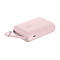 Batterie externe rose clair avec câble rétractable, marque Belkin, 20W. Inscription In & Out sur le câble.