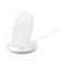 Weißes, ovales kabelloses Ladegerät mit Standfuß, Belkin Logo. Ein Kabel geht zur Seite.