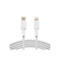 Weißes USB-C-auf-Lightning-Kabel auf weißem Hintergrund.