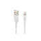 Weißes USB-A auf Lightning Ladekabel von Belkin vor weißem Hintergrund.