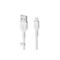 Weißes Lightning-auf-USB-Kabel von Belkin, Details des USB-A- und Lightning-Anschlusses, weißer Hintergrund.