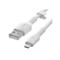 Weißes Belkin USB-A auf Lightning-Kabel mit integriertem Kabelbinder vor weißem Hintergrund.