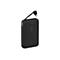 Batterie externe noire Belkin avec câble USB-C pliable. Le boîtier indique 20W et Belkin. Il y a des lumières LED en haut.