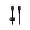 Schwarzes USB-C-Kabel mit grauer Kabelklemme, vor weißem Hintergrund.
