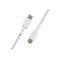 Zwei weiße USB-C-Kabel; Geflochtenes Design, auf weißem Hintergrund.