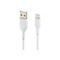 Weißes USB-C-Kabel neben USB-A-Kabel. Beide sind verbunden und liegen vor weißem Hintergrund.