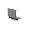 Grauer Laptop mit einem Multiport-Adapter. Der Adapter ist an den Laptop angeschlossen und bietet verschiedene Anschlüsse.