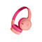 Casque rose clair sur fond blanc. Les oreillettes et le bandeau sont bicolores, rose et rose clair. Des commandes et un logo sont visibles sur l'écouteur.
