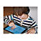 Enfant avec casque et tablette. Il touche l'Ã©cran. Sur la tablette, un motif de hibou avec le texte Learn with me.