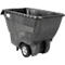 Poubelle noire rectangulaire sur roues, pour le transport. Le logo "Rubbermaid" est clairement visible.