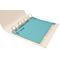 Classeur beige clair avec feuille bleue et intercalaires colorés. Des anneaux métalliques maintiennent les feuilles.
