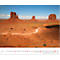 Panoramafoto von Monument Valley mit rotem Felsformationen und blauem Himmel. Im unteren Bereich ein Kalender für November.