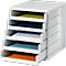 Pile de papier de bureau blanc avec cinq tiroirs avec des fonds colorés, posé sur un fond blanc.