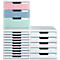 Systèmes de classement empilables et colorés : rose, bleu, vert. Avec tiroirs et poignées blancs. Les tiroirs sont disposés en deux piles.