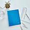 Cahier bleu sur une table blanche. A côté, une règle, un stylo, des trombones et une plante en pot. Sur la couverture : 'LEITZ'.