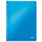 Cahier à spirale bleu, légèrement ombré. La couverture présente un motif géométrique discret et le logo Leitz.