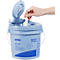 Une main retire une lingette nettoyante d'un seau bleu clair avec un couvercle partiellement ouvert.