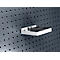 Grijze pegboard met een wit schap met een zwarte, verdeelde lade.
