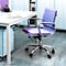 Bürostuhl mit lilafarbenem Sitz und Rückenlehne an einem Schreibtisch. Der Stuhl steht auf einer transparenten Bodenschutzmatte.