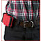 Personne portant une boîte à outils rouge à la ceinture, portant une chemise à carreaux et un jean. La boîte à outils est bordée de noir.