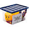 Boîte de rangement transparente avec couvercle bleu, remplie de jouets, de stylos, d'une poupée Barbie et d'une tête LEGO.