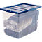 Boîte de rangement transparente avec couvercle bleu remplie de couvertures pliées.