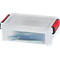 Boîte en plastique transparent avec fermeture de couvercle rouge, remplie de stylos.