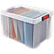 Boîte de rangement transparente en plastique remplie de dossiers colorés, sur fond blanc.