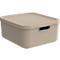 Boîte de rangement carrée beige avec couvercle et poignée. Montrée sur une surface neutre.