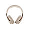 Beige Over-Ear-Kopfhörer mit weichen Polstern und glänzenden Akzenten vor weißem Hintergrund.
