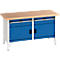 Werkbank met blauwe kastdeur en licht houten bovenblad.